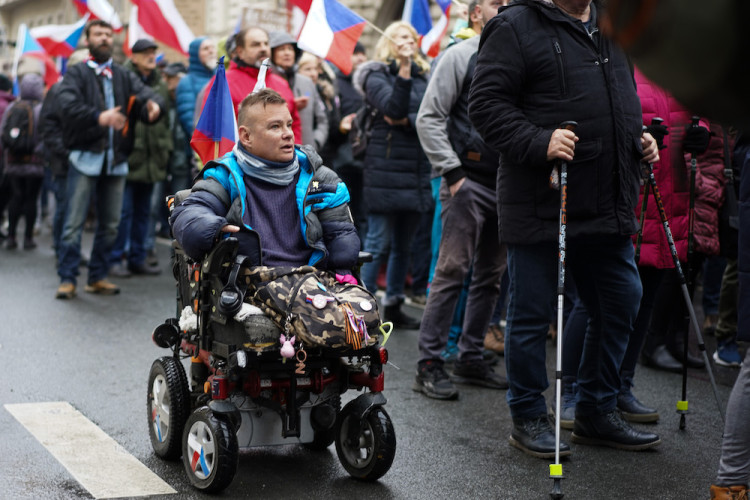 FOTOGALERIE: Pochod demonstrantů k České televizi