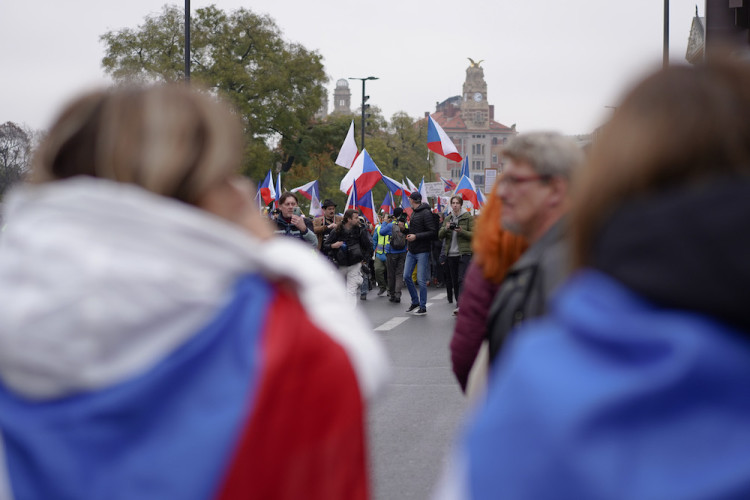 FOTOGALERIE: Pochod demonstrantů k České televizi