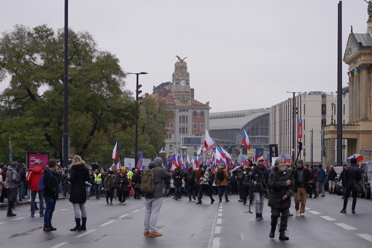 FOTOGALERIE: Pochod demonstrantů k České televizi