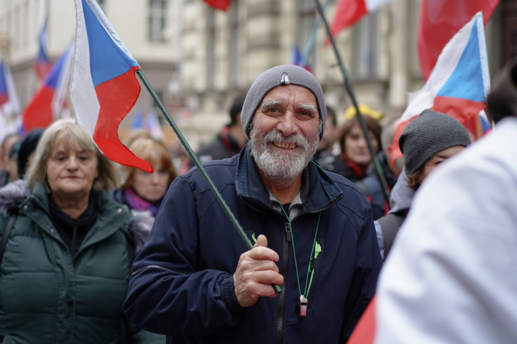 FOTOGALERIE: Pochod demonstrantů k České televizi