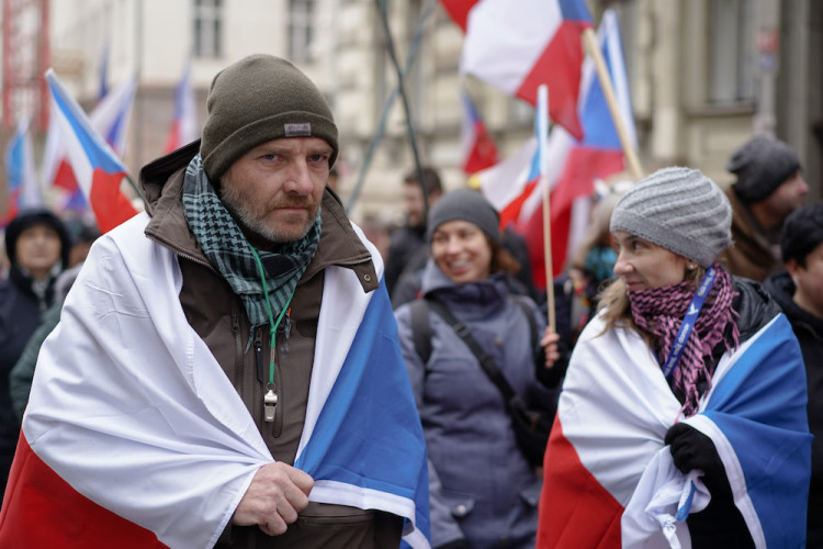 FOTOGALERIE: Pochod demonstrantů k České televizi