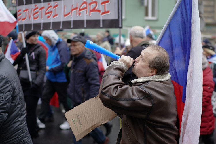 FOTOGALERIE: Pochod demonstrantů k České televizi