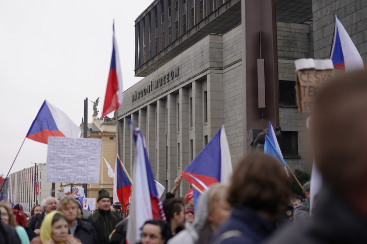 FOTOGALERIE: Pochod demonstrantů k České televizi