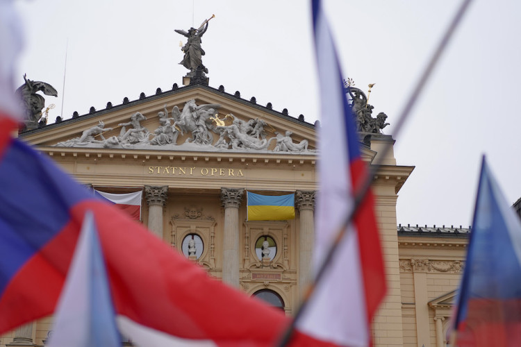 FOTOGALERIE: Pochod demonstrantů k České televizi