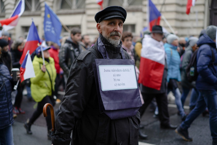 FOTOGALERIE: Pochod demonstrantů k České televizi