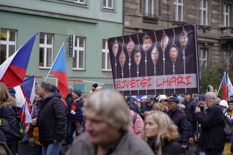 FOTOGALERIE: Pochod demonstrantů k České televizi