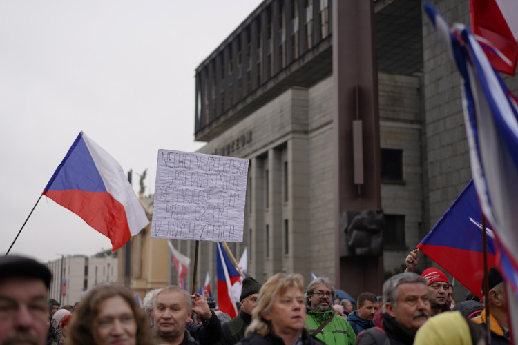 FOTOGALERIE: Pochod demonstrantů k České televizi