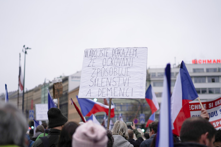 FOTOGALERIE: Pochod demonstrantů k České televizi