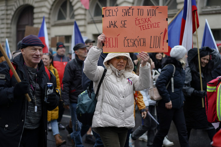 FOTOGALERIE: Pochod demonstrantů k České televizi