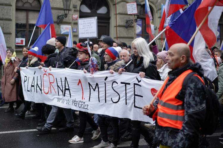 FOTOGALERIE: Pochod demonstrantů k České televizi
