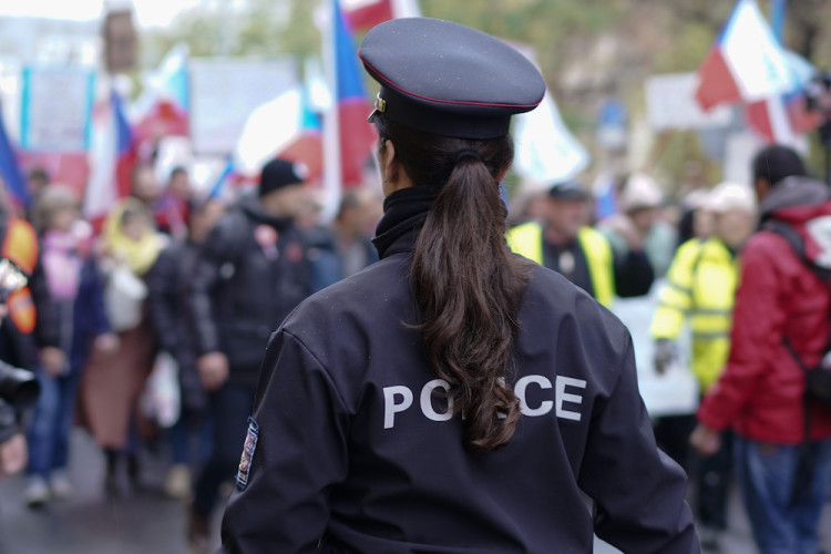 FOTOGALERIE: Pochod demonstrantů k České televizi