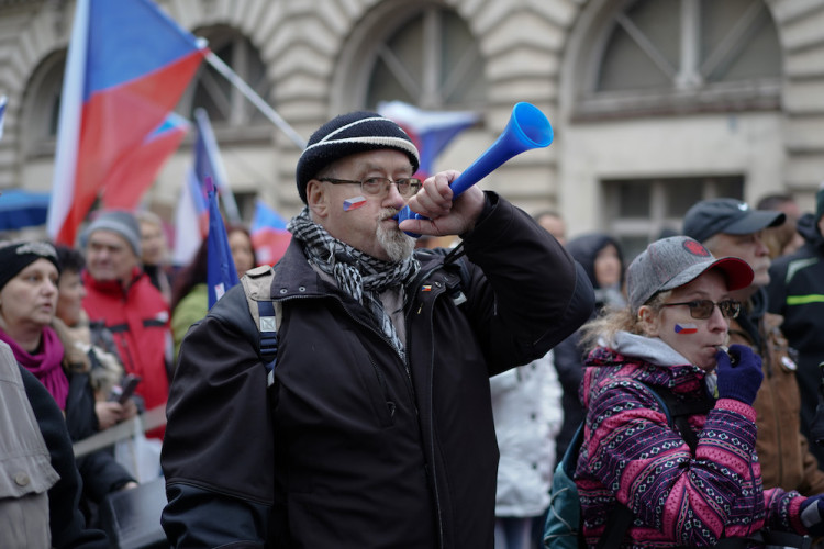 FOTOGALERIE: Pochod demonstrantů k České televizi