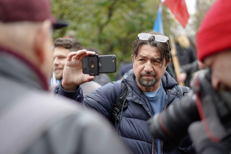 FOTOGALERIE: Pochod demonstrantů k České televizi