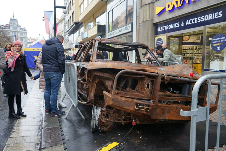 FOTOGALERIE: Davy lidí, déšť a záplava svíček. Podívejte se na Národní