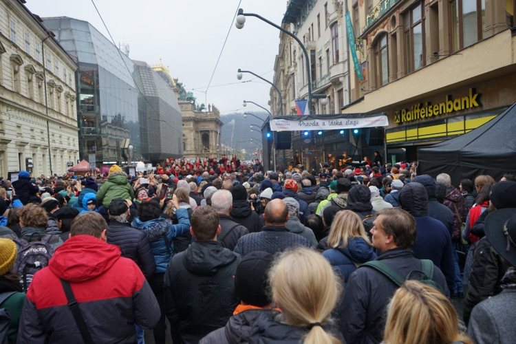 FOTOGALERIE: Davy lidí, déšť a záplava svíček. Podívejte se na Národní
