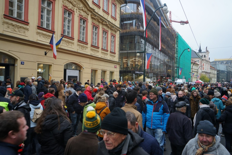 FOTOGALERIE: Davy lidí, déšť a záplava svíček. Podívejte se na Národní