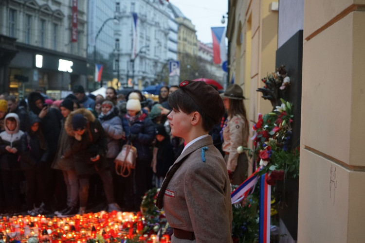 FOTOGALERIE: Davy lidí, déšť a záplava svíček. Podívejte se na Národní