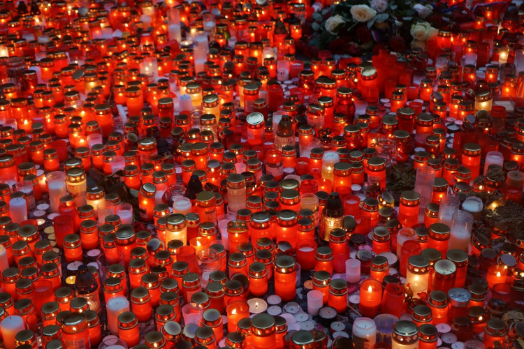 FOTOGALERIE: Davy lidí, déšť a záplava svíček. Podívejte se na Národní