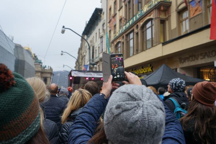 FOTOGALERIE: Davy lidí, déšť a záplava svíček. Podívejte se na Národní
