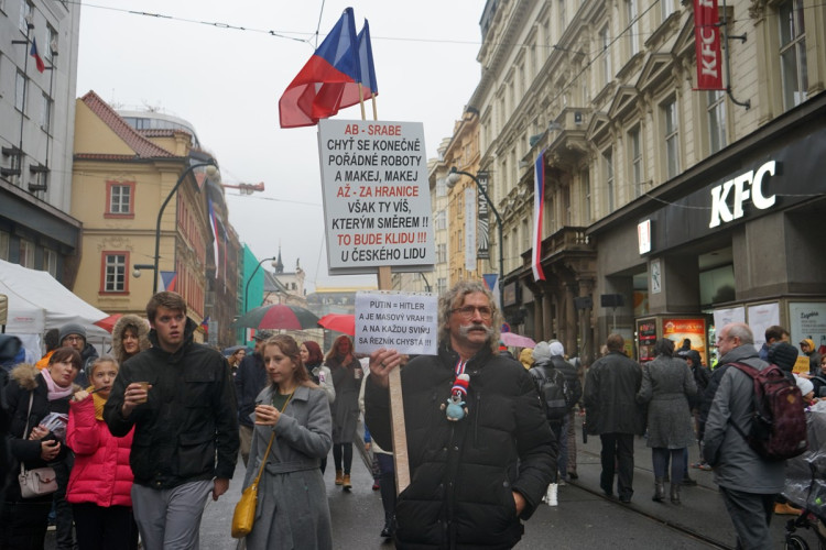 FOTOGALERIE: Davy lidí, déšť a záplava svíček. Podívejte se na Národní
