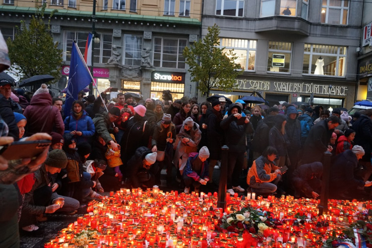 FOTOGALERIE: Davy lidí, déšť a záplava svíček. Podívejte se na Národní