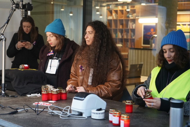 FOTOGALERIE: Davy lidí, déšť a záplava svíček. Podívejte se na Národní