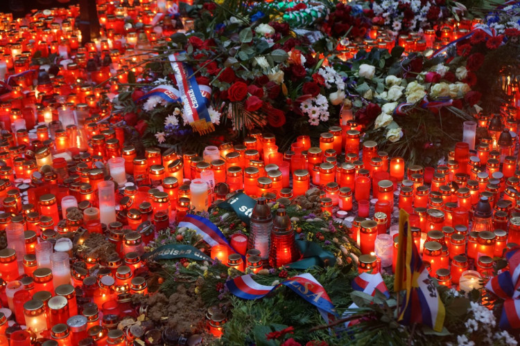 FOTOGALERIE: Davy lidí, déšť a záplava svíček. Podívejte se na Národní