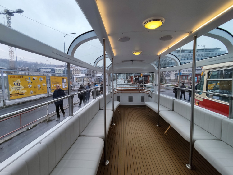 Kultovní tramvaje slaví narozeniny, Prahou projel jejich průvod