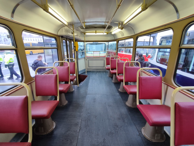 Kultovní tramvaje slaví narozeniny, Prahou projel jejich průvod