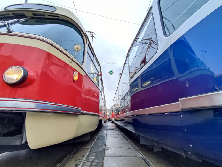 Kultovní tramvaje slaví narozeniny, Prahou projel jejich průvod
