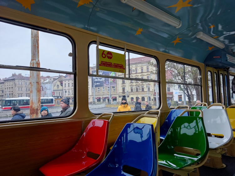 Kultovní tramvaje slaví narozeniny, Prahou projel jejich průvod
