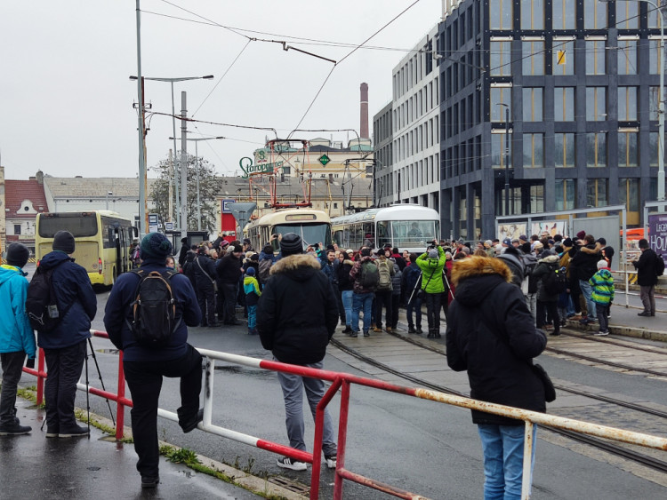 Kultovní tramvaje slaví narozeniny, Prahou projel jejich průvod