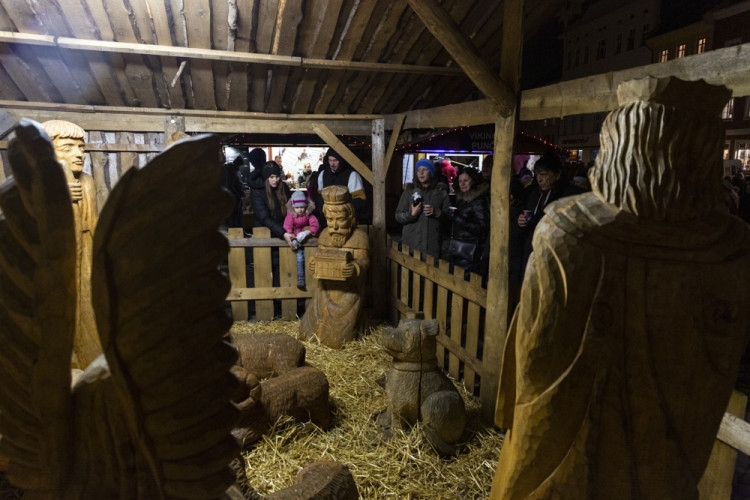 FOTOGALERIE: Strom z Hluboček dostal jméno Perníček. V Olomouci začaly vánoční trhy