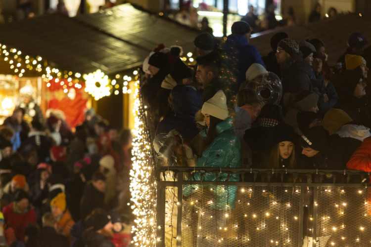 FOTOGALERIE: Strom z Hluboček dostal jméno Perníček. V Olomouci začaly vánoční trhy