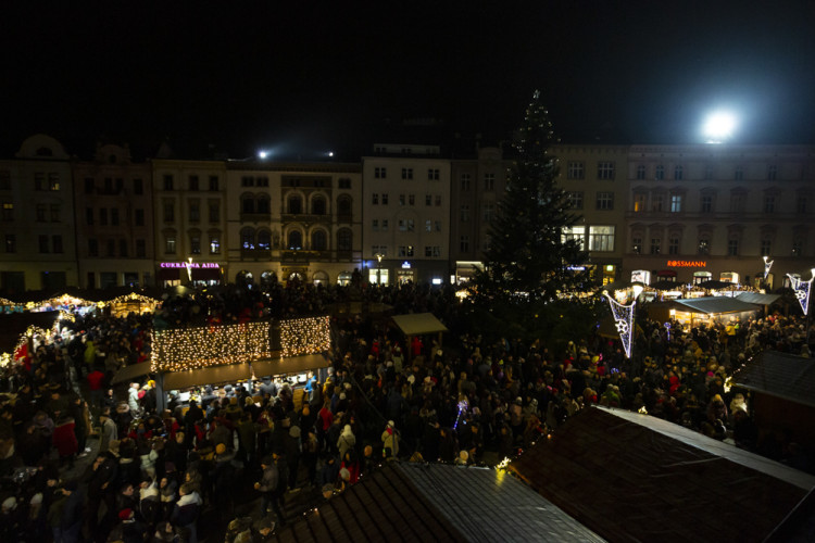 FOTOGALERIE: Strom z Hluboček dostal jméno Perníček. V Olomouci začaly vánoční trhy