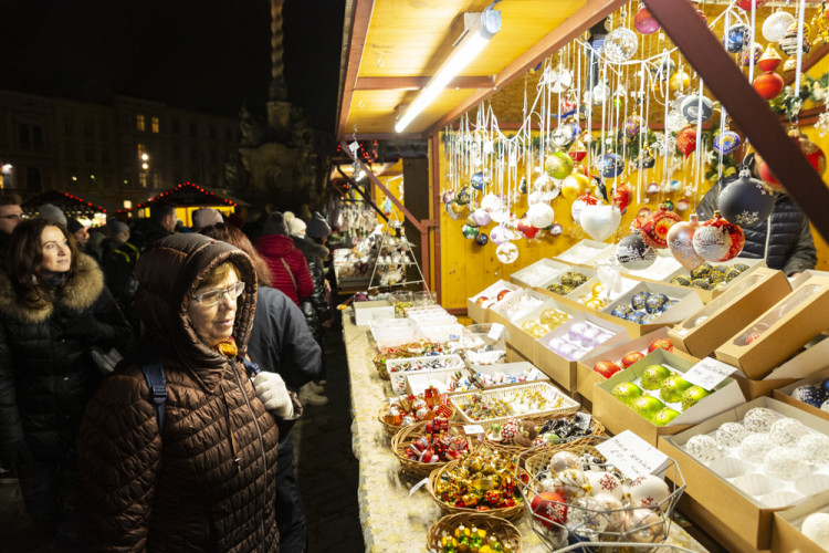 FOTOGALERIE: Strom z Hluboček dostal jméno Perníček. V Olomouci začaly vánoční trhy