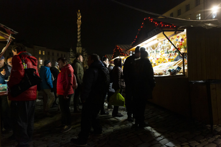 FOTOGALERIE: Strom z Hluboček dostal jméno Perníček. V Olomouci začaly vánoční trhy