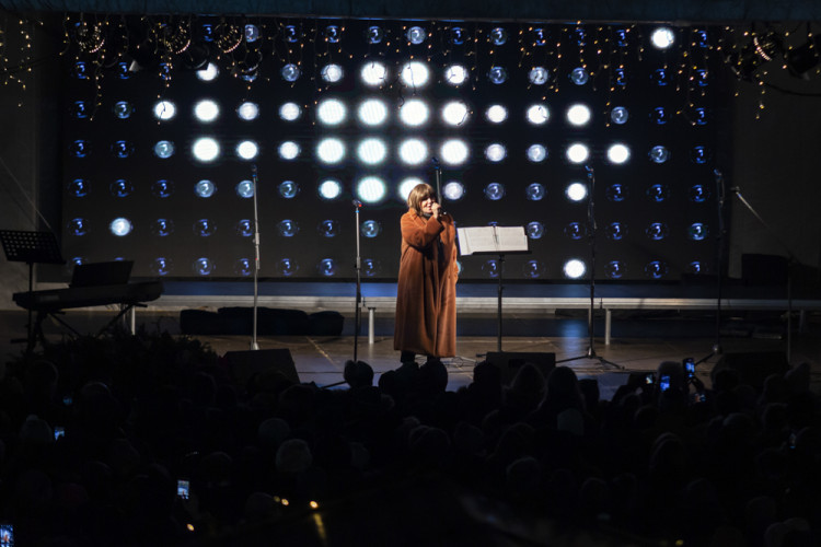 FOTOGALERIE: Strom z Hluboček dostal jméno Perníček. V Olomouci začaly vánoční trhy