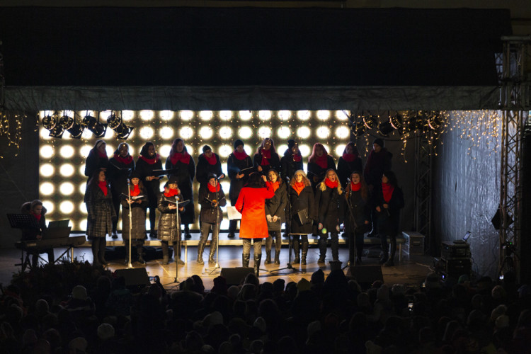 FOTOGALERIE: Strom z Hluboček dostal jméno Perníček. V Olomouci začaly vánoční trhy