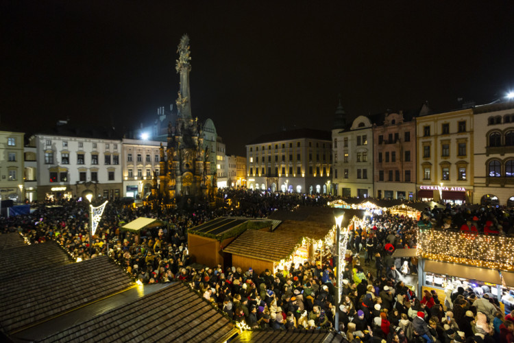 FOTOGALERIE: Strom z Hluboček dostal jméno Perníček. V Olomouci začaly vánoční trhy