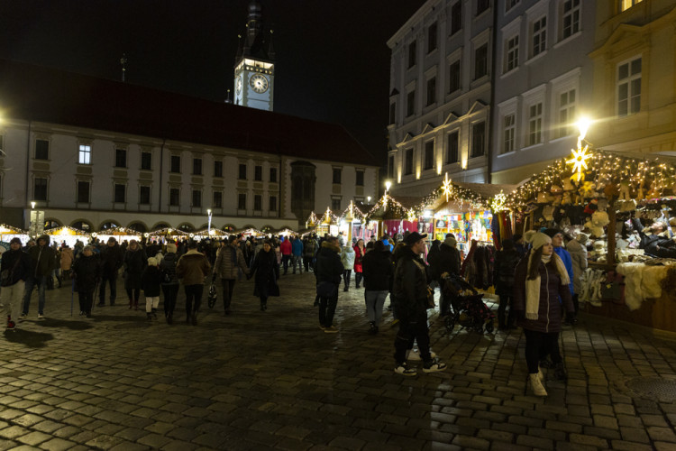 FOTOGALERIE: Strom z Hluboček dostal jméno Perníček. V Olomouci začaly vánoční trhy