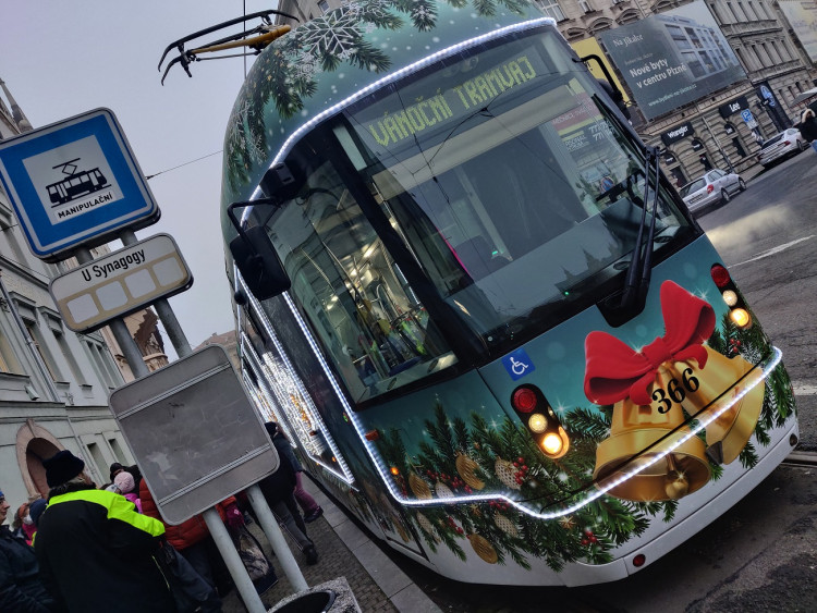 FOTOGALERIE: Vánoční strom a vánoční tramvaj 2022