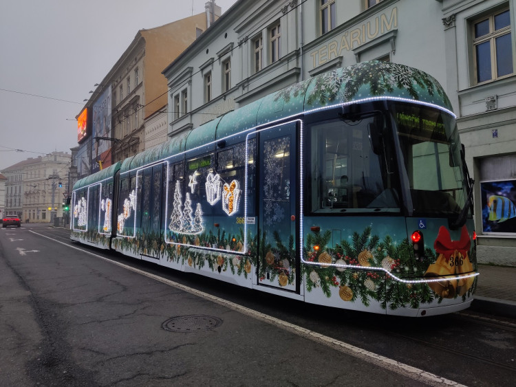 FOTOGALERIE: Vánoční strom a vánoční tramvaj 2022