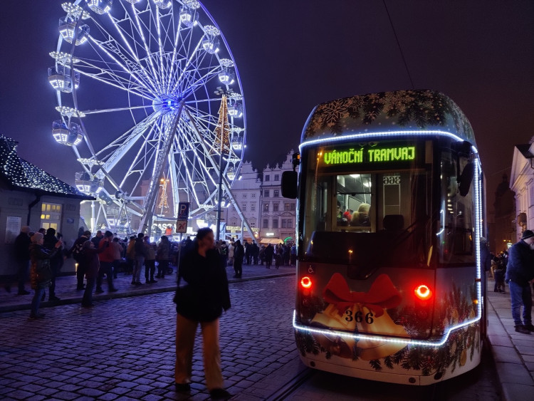FOTOGALERIE: Vánoční strom a vánoční tramvaj 2022