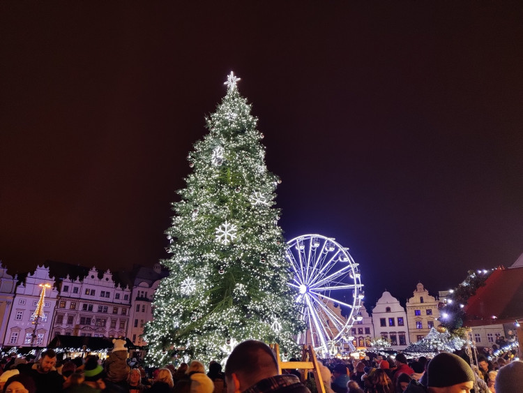 FOTOGALERIE: Vánoční strom a vánoční tramvaj 2022