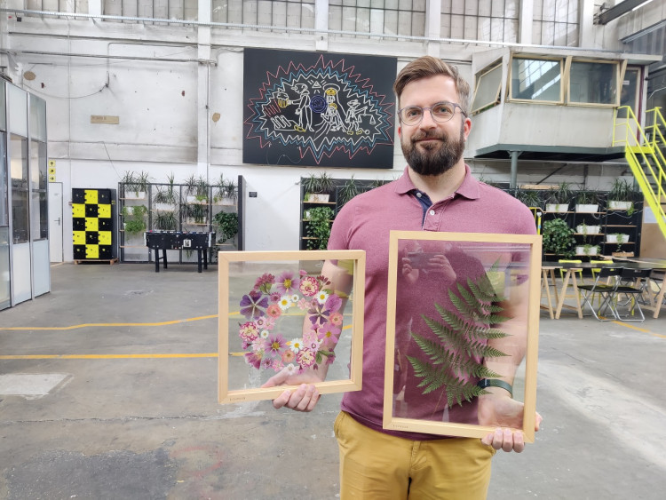 FOTOGALERIE: Veronika s Petrem tvoří úžasné obrazy z lisovaných květin