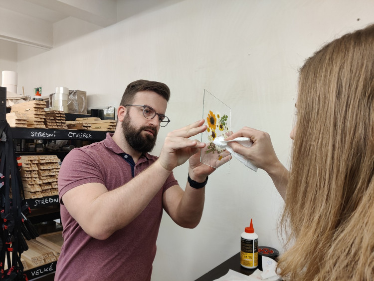 FOTOGALERIE: Veronika s Petrem tvoří úžasné obrazy z lisovaných květin