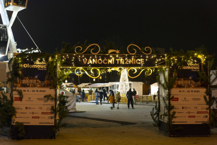 FOTOGALERIE: Radniční věž i vyhlídkové kolo. Vánoční trhy v Olomouci lákají i na pohled z výšky