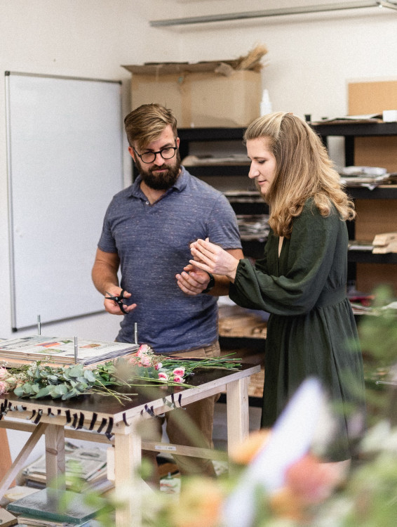 Veronika s Petrem vyrábí úchvatné obrazy z lisovaných květin. Na výlety chodíme s batohy plných knih, říkají