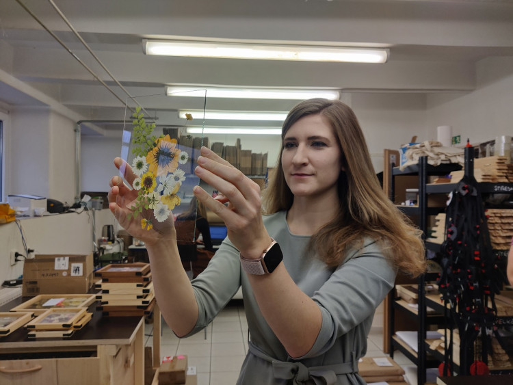 Veronika s Petrem vyrábí úchvatné obrazy z lisovaných květin. Na výlety chodíme s batohy plných knih, říkají